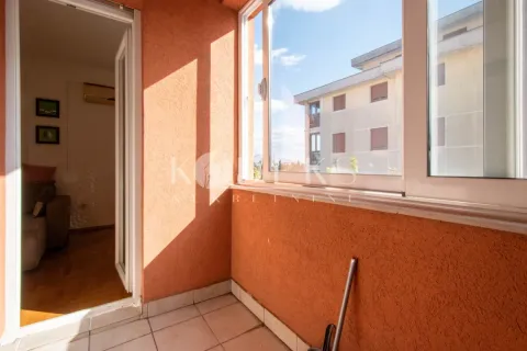 Manji natkriveni balkon sa pogledom na susjedne zgrade. - image 8