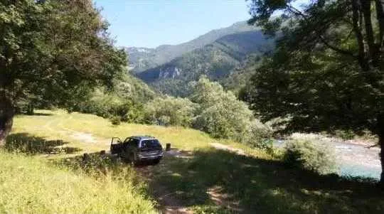 Prirodno okruženje sa šumom i rijekom u blizini imanja.