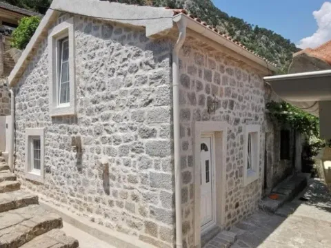 Izdavanje,  kuća, 60m2, Škaljari, Kotor