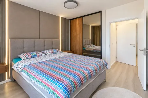 Moderna spavaća soba sa bračnim krevetom i ugradnim plakarom. - image 11