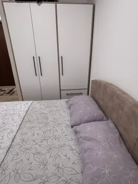 Furnished bedroom with a double bed and a wardrobe. - image 6