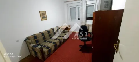 Manja soba sa kaučem, radnim stolom i tepihom. - image 3