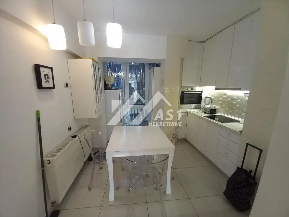 Izdavanje, trosoban stan, 85m², Centar, Novi Sad