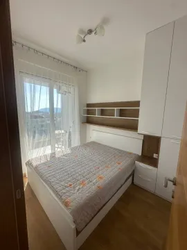 Namještena spavaća soba sa bračnim krevetom, ugradnim ormarom i izlazom na terasu. - image 2
