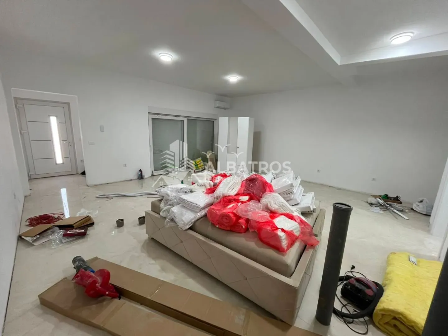 Rent, office space, 104m², Polje, Bar