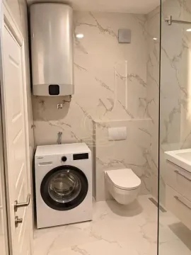 Moderno kupatilo sa tuš kabinom, toaletom i veš mašinom. - image 3