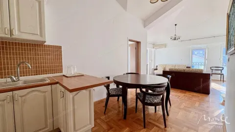 Kuhinja povezana sa trpezarijom i dnevnim boravkom. - image 5