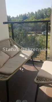 Namešten balkon sa garniturom za sedenje i pogledom na zelenilo. - image 4