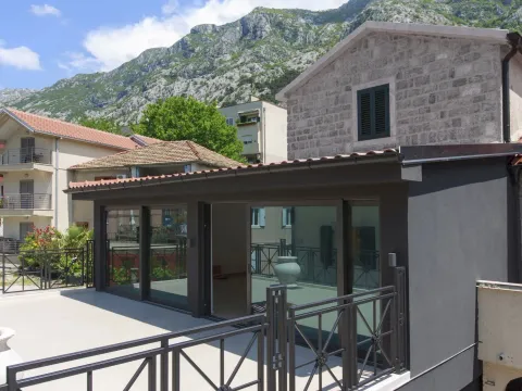 Sale, house, 250m², Kotor, Crna Gora - image 2