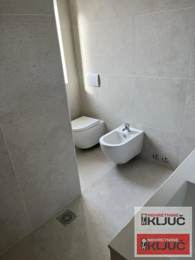 Izdavanje, kuća, 247m², Sremska Kamenica, Petrovaradin