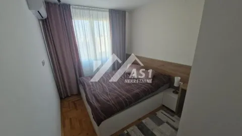 Nameštena spavaća soba sa bračnim krevetom i prozorom. - image 4