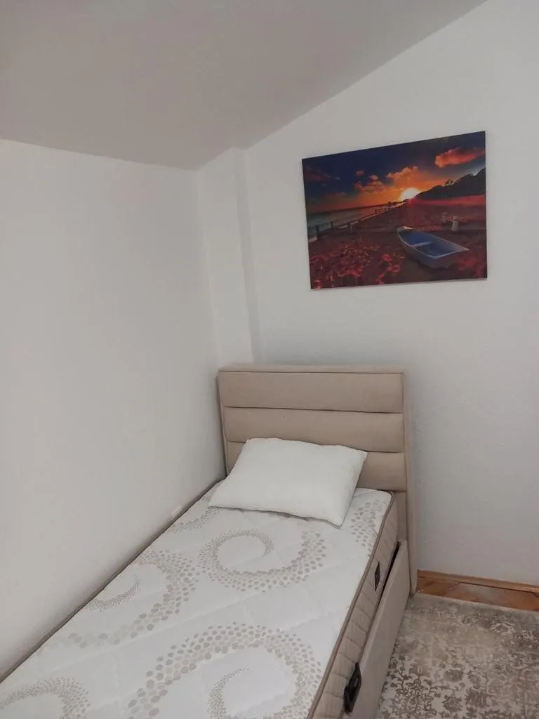 Izdavanje, dvosoban stan, 85m², Gorica C, Podgorica