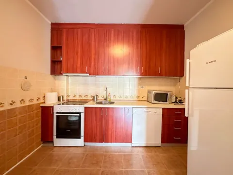 Kuhinja opremljena drvenim elementima i ugrađenim kućnim aparatima. - image 6