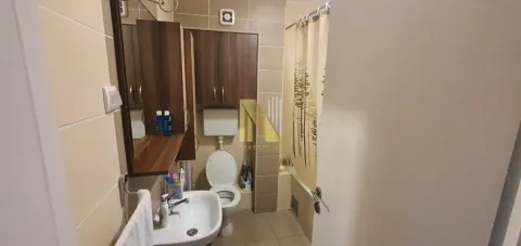 Manje kupatilo sa umivaonikom, toaletnim ormarićem i WC šoljom. - image 14