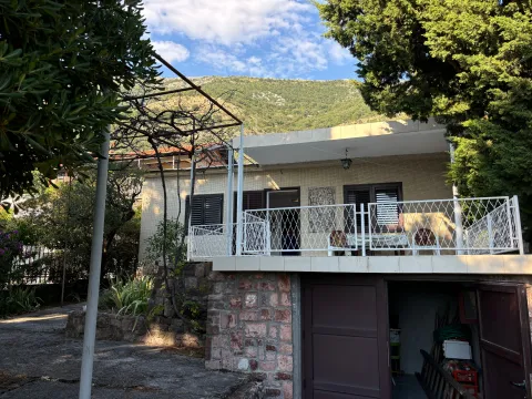 Eksterijer kuće sa terasom, dvorištem i pogledom na brdo. - image 6