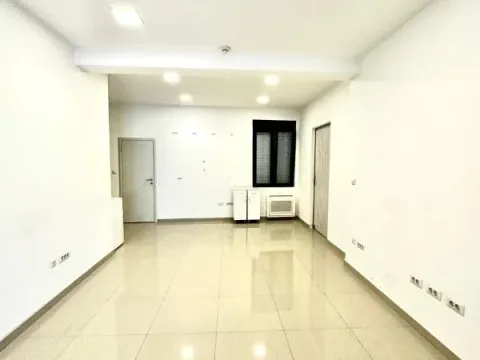 Izdavanje, poslovni prostor, 300m², Centar, Podgorica - image 9