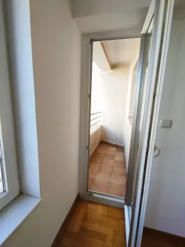 Pogled iz prostorije na popločanu terasu sa balkonskim vratima. - image 5