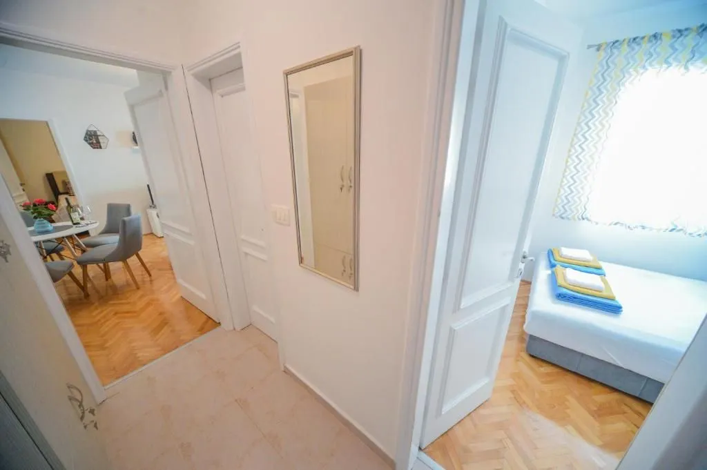 Izdavanje, dvosoban stan, 40m², Dobrota, Kotor