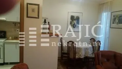 Dnevna soba sa trpezarijom i pogledom na kuhinju. - image 4
