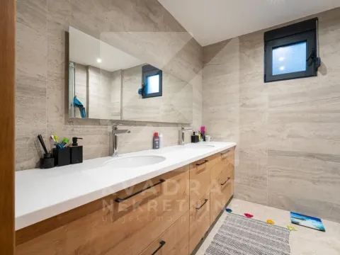 Prodaja, kuća, 166m², Tološi, Podgorica - image 17