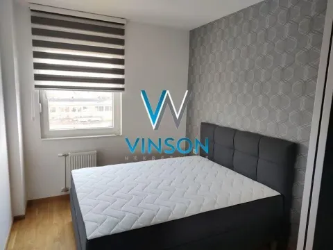 Nameštena spavaća soba sa bračnim krevetom i prozorom. - image 6