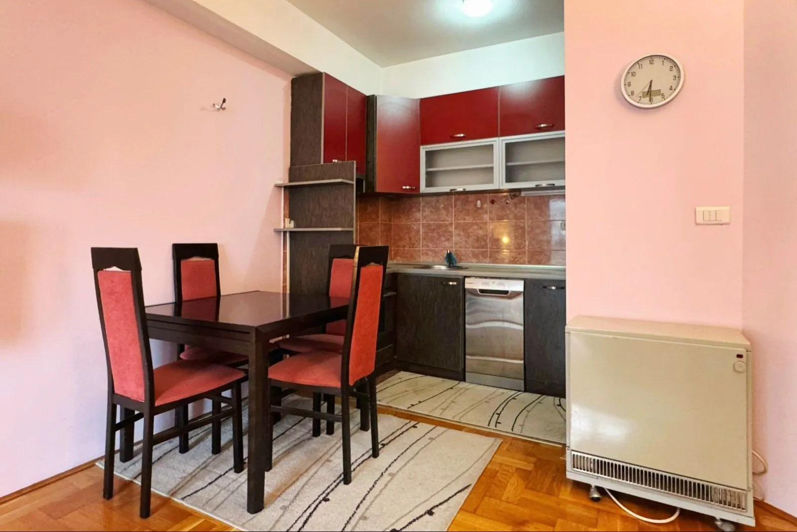 Izdavanje, dvosoban stan, 41m², Blok 9, Podgorica