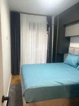 Namještena spavaća soba sa bračnim krevetom i prozorom sa zavjesama. - image 6