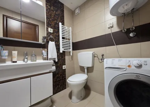 Uređeno kupatilo sa umivaonikom, WC šoljom i veš mašinom. - image 13