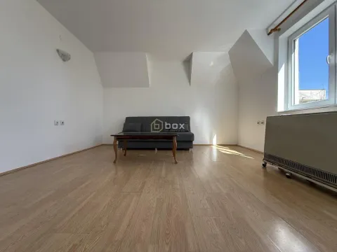 Dnevna soba sa sivom sofom i drvenim podom u potkrovlju. - image 2