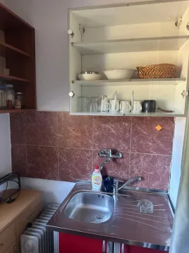 Manja kuhinja sa sudoperom, slavinom i visećim elementima. - image 4
