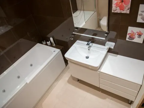 Rent, one bedroom apartment, 77m², Budva, Crna Gora - image 8