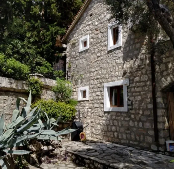 Izdavanje, kuća, 140m², Katun Reževići, Budva
