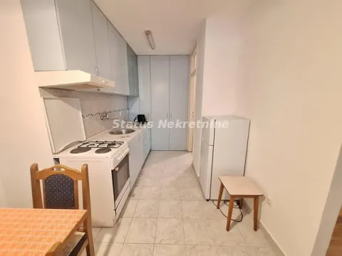 Manja kuhinja sa belim elementima, šporetom i frižiderom. - image 9
