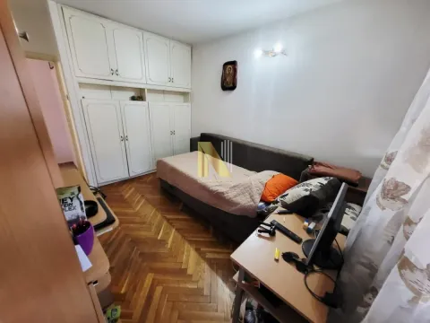 Nameštena spavaća soba sa krevetom, ugradnim ormanom i radnim stolom. - image 3