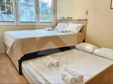 Spavaća soba sa velikim bračnim krevetom i dodatnim ležajem na izvlačenje. - image 3