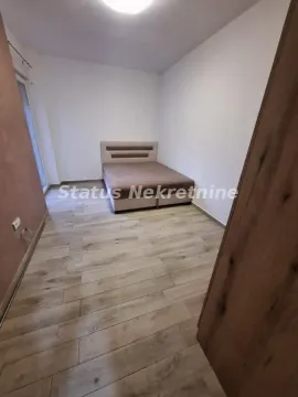 Nameštena spavaća soba sa bračnim krevetom. - image 14