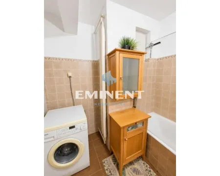 Kupatilo opremljeno kadom, drvenim ormarićem i mašinom za pranje veša. - image 9