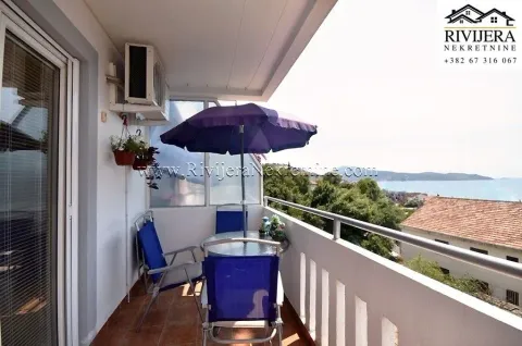 Namješten balkon sa stolom, stolicama i suncobranom, sa pogledom na more. - image 3