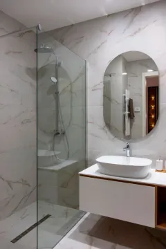 Moderno opremljeno kupatilo sa tuš kabinom i umivaonikom. - image 7