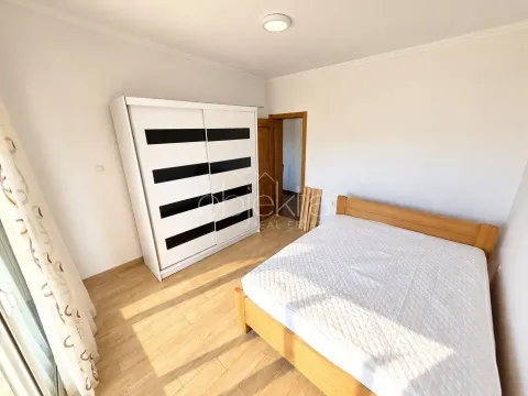 Spavaća soba sa bračnim krevetom, velikim garderoberom i drvenim podom. - image 5