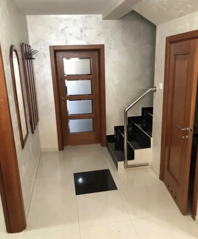 Izdavanje, kuća, 200m², Stari Aerodrom, Podgorica