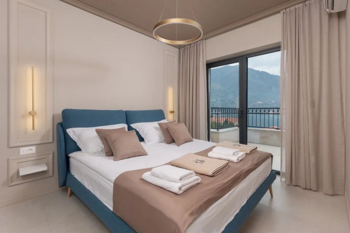 Prodaja, trosoban stan, 204m², Dobrota, Kotor
