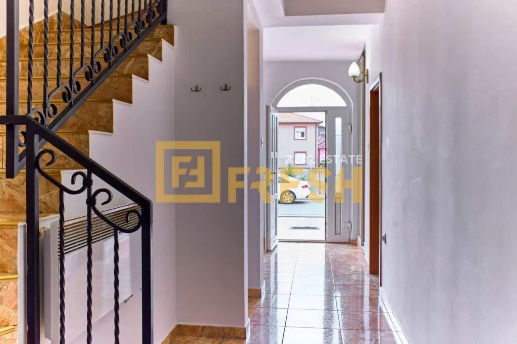 Izdavanje, kuća, 160m², Tološi, Podgorica