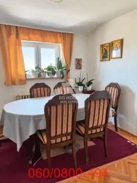 Trpezarija sa stolom, stolicama i prozorom sa saksijama cveća. - image 16