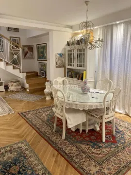 Trpezarija sa trpezarijskim stolom i stepeništem u pozadini. - image 4
