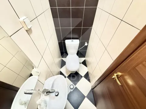 Manje kupatilo sa bijelim i tamnim pločicama, wc šoljom i umivaonikom. - image 12