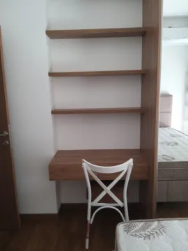 Radni sto sa policama i bijelom stolicom u spavaćoj sobi. - image 5