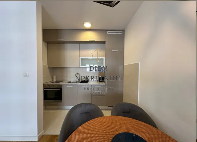 Izdavanje, jednosoban stan, 49m², Central Point, Podgorica