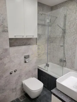 Moderno kupatilo sa tuš kabinom, konzolnom šoljom i umivaonikom. - image 6