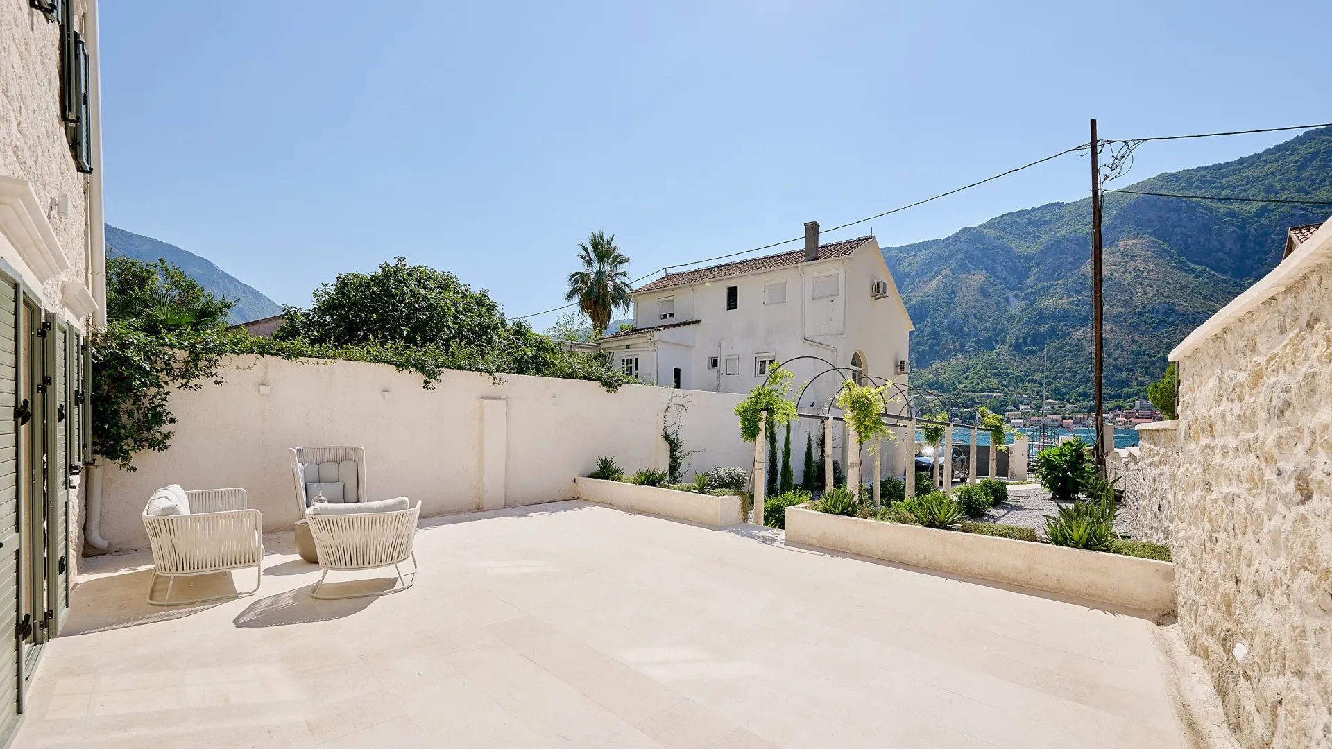 Izdavanje, kuća, 200m², Dobrota, Kotor